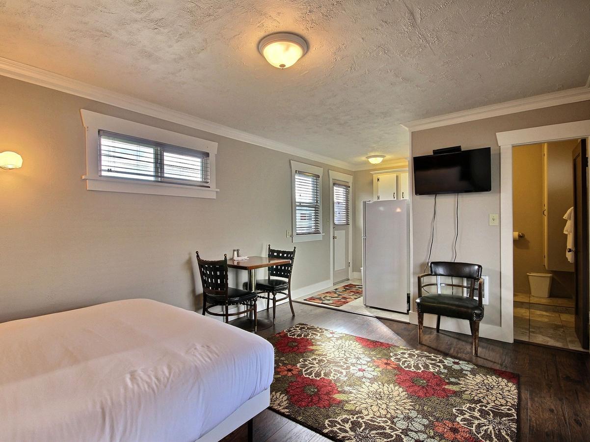 Pitchwood Inn Raymond Экстерьер фото