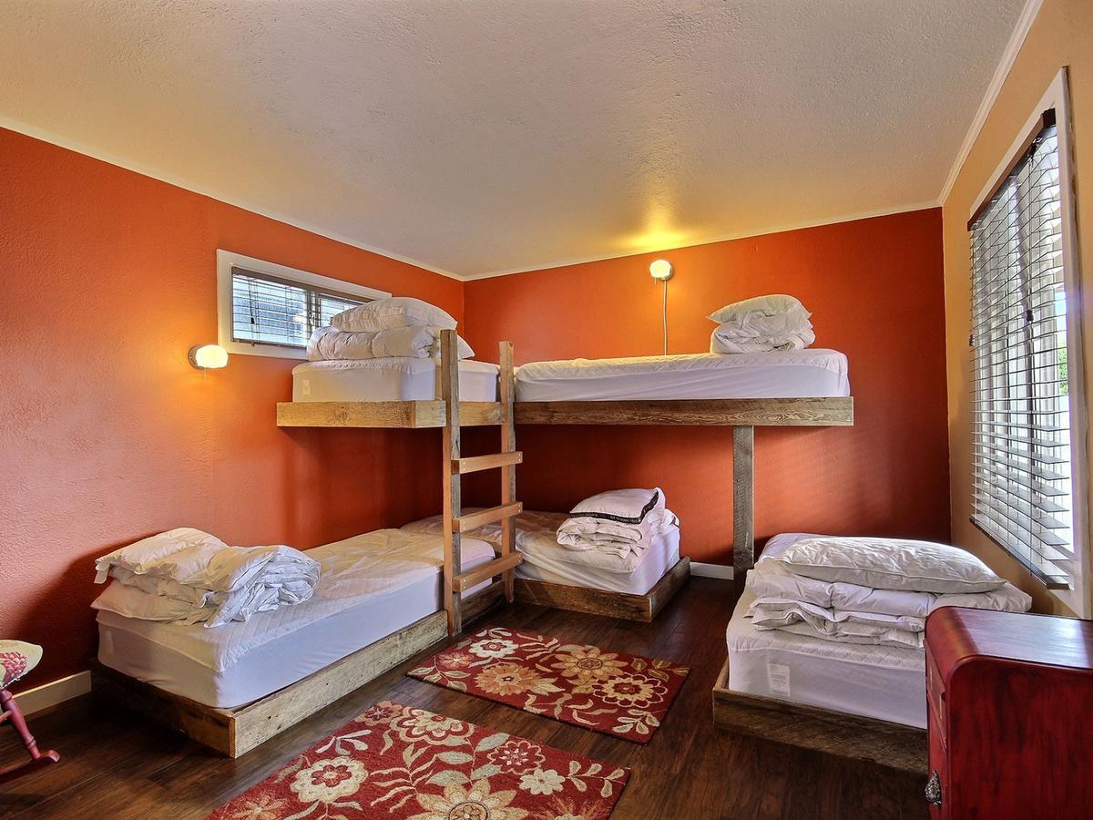 Pitchwood Inn Raymond Экстерьер фото
