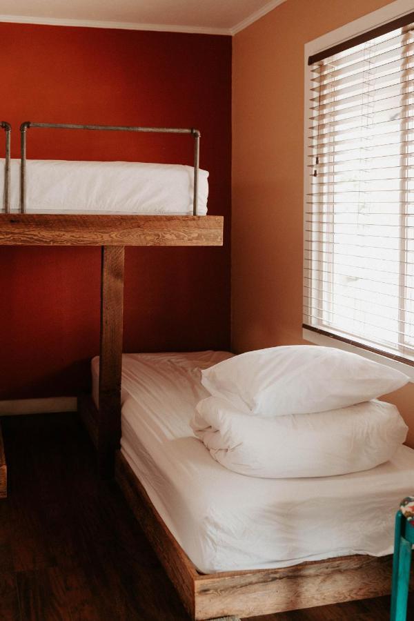 Pitchwood Inn Raymond Экстерьер фото